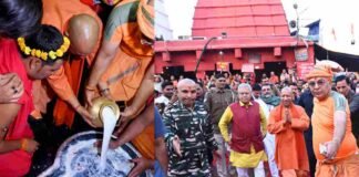 योगी ने किए बाबा वैद्यनाथ ज्योतिर्लिंग के दर्शन, पंडा समाज ने दिल खोलकर किया यूपी सीएम का स्वागत