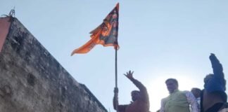 बरेली में 40 साल बाद मुस्लिम परिवार के कब्जे से मुक्त हुआ मंदिर, इस्लामिक झंडे को हटाकर फहराया भगवा
