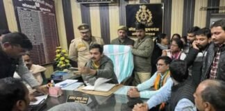 प्रयागराज: BJP के मंडल अध्यक्ष को दारोगा और सिपाहियों ने पीटा, फिर हवालात में लाकर किया बंद Prayagraj