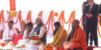 संगम नोज पर PM मोदी और CM योगी ने किया पूजन-अर्चन, उतारी त्रिवेणी की आरती