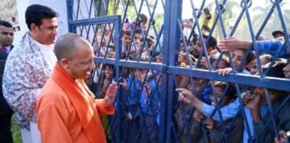 योगी से मिलकर चहक उठे स्कूली बच्चे, सीएम ने बच्चों से मिलाया हाथ, दुलार संग दिया आशीर्वाद
