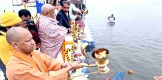 CM योगी ने प्रयागराज में सगम नोज घाट पर की आरती, महाकुंभ की तैयारियों का लिया जायजा