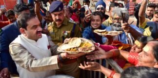 Gautam Adani in Mahakumbh: संगम घाट पर पूजा, हाथों से बनाया प्रसाद, श्रद्धालुओं को परोसा भोजन, तस्वीरों में देखिए गौतम अदाणी की महाकुंभ यात्रा Gautam Adani