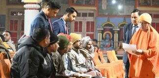 गोरखनाथ मंदिर में सीएम योगी का जनता दर्शन, सुनी लोगों की समस्याएं Yogi Adityanath