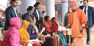 गोरखपुर: CM योगी ने जनता दर्शन में सुनी 150 लोगों की समस्याएं, समस्याओं के त्वरित निस्तारण के दिए निर्देश