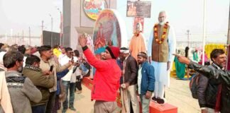 Mahakumbh 2025: महाकुम्भ में उमड़ी भीड़ में मोदी और योगी के कट आउट संग सेल्फी लेने का दिखा क्रेज