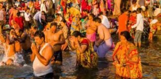 Mahakumbh 2025: अगर ग्रहस्थ हैं तो कुंभ में स्नान से पहले जान लें ये जरूरी नियम, तभी मिलेगा पुण्य