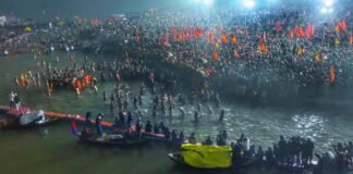 Mahakumbh 2025: कड़कड़ाती ठंड में सूरज की पहली किरण से पहले करोड़ों श्रद्धालुओं ने लगाई आस्था की डुबकी Mahakumbh 2025