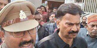 सीतापुर: प्रेस कॉन्फ्रेंस के बीच से कांग्रेस सांसद राकेश राठौर को उठा ले गई पुलिस, रेप मामले में बड़ा एक्शन कांग्रेस सांसद राकेश राठौर