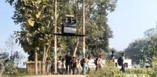 संतकबीरनगर में मुसीबत का ट्रांसफार्मर…जान को हथेली पर रख रोजाना गुजरते सैकड़ों नौनिहाल