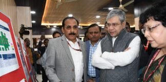 रेल मंत्री अश्विनी वैष्णव ने गोरखपुर रेलवे स्टेशन का किया निरीक्षण, अधिकारियों के साथ की बैठक