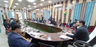 कलेक्ट्रेट सभागार पर्यटन भवन में एडीएम वित्त राजस्व विनीत कुमार सिंह की अध्यक्षता में राजस्व कार्यों व राजस्व वसूली तथा कर- संग्रहण हेतु हुई समीक्षा बैठक
