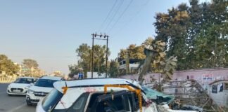 इंजीनियरिंग कॉलेज सड़क हादसे में एक युवक की मौत 2 घायल, दूल्हे की गाड़ी से हादसा