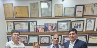 एनआरआई दंपति ने महाकुंभ स्नान के लिए गोरखपुर का रास्ता चुना