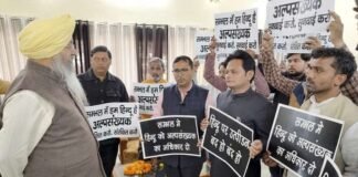 UP: संभल में हिंदुओं ने प्रदर्शन करते हुए मांगा अल्पसंख्यक का दर्जा, कहा- अब 15 फीसदी ही बची आबादी Sambhal