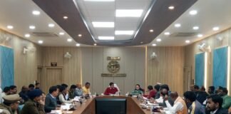 गोरखपुर: मंडलायुक्त अनिल ढींगरा ने मंडलीय उद्योग बंधु समिति की बैठक की, उद्योगों के विकास को लेकर दिए आवश्यक निर्देश