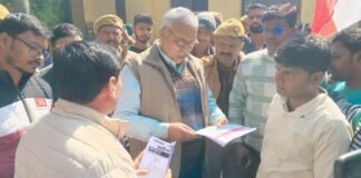 निजीकरण के विरोध में पटरी व्यवासायियों ने किया पैदल मार्च,सौपा ज्ञापन