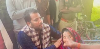 धर्मात्मा निषाद के परिजनों से मिलने पहुंचे MLA श्रवण निषाद, हुआ जोरदार विरोध