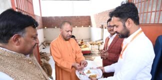 केवीके का निरीक्षण कर मुख्यमंत्री ने चखा ताजा-गर्म गुड़