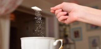 चाय में नमक डालकर पीने से मिलते हैं कमाल के फायदे, ऐसे करें उपयोग! salt in tea benefits