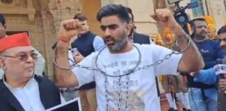सपा विधायक अतुल प्रधान बेड़ियां डालकर पहुंचे विधानसभा, बोले- “हिंदुस्तान अपने नागरिकों का अपमान नहीं सहेगा”