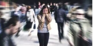 क्या आपको भी भीड़ में जाने से घबराहट होती है? जानिए, कहीं आप इस समस्या से पीड़ित तो नहीं!