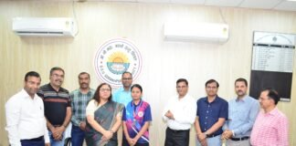 किक बॉक्सिंग में विजेता खिलाडी को कुलपति जी ने किया सम्मानित