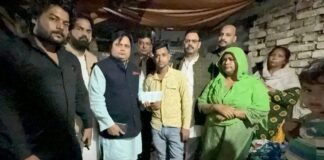 ई-रिक्शा चालक नूर अहमद की पुलिस पिटाई से बेहोशी, सपा नेताओं ने की आर्थिक मदद