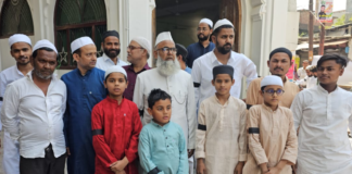 गोरखपुर में वक्फ संशोधन बिल के विरोध में शांतिपूर्ण प्रदर्शन: काली पट्टी बांधकर अदा की अलविदा की नमाज