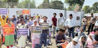 69000 Shikshak Bharti: सुप्रीम कोर्ट में सुनवाई की तारीख टलने से अभ्यर्थी हुए आक्रोशित, शिक्षा मंत्री के आवास का किया घेराव