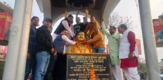 चंद्रशेखर आजाद की मूर्ति पर दीपांजलि स्वरांजलि देकर बलिदान को शहरवासियों ने शिद्दत से किया याद