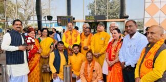 एयरपोर्ट पर हुआ विश्व विख्यात चिंतक चिन्मय पांड्या का स्वागत