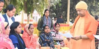 सीएम योगी ने जनता दर्शन में सुनीं 200 से अधिक लोगों की समस्याएं
