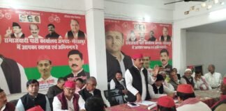 जिला समाजवादी पार्टी की मासिक बैठक पार्टी के बेतियाहाता स्थित कार्यालय पर हुई।