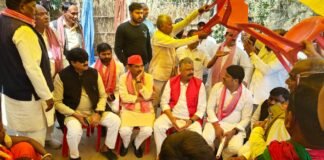 सत्यम कुमार की हत्या: सपा के 10 सदस्यीय दल ने परिजनों से की मुलाकात