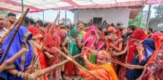 गोकुल में धूमधाम से मनी छड़ीमार होली, श्रद्धालुओं का लगा तांता