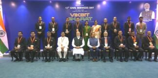 प्रधानमंत्री मोदी ने अपर मुख्य सचिव अनुराग श्रीवास्तव को पीएम अवॉर्ड से किया सम्मानित