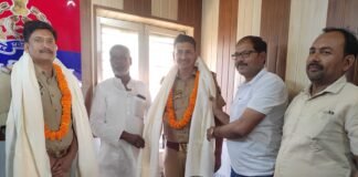 ईद की नमाज़ दो बार सकुशल सम्पन कराने पर कमेटी ने तिवारीपुर थाना प्रभारी व चौकी इंचार्ज ने किया सम्मानित