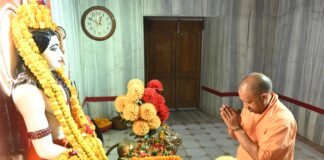 गोरखपुर में प्रशासन और पुलिस अधिकारियों के साथ बैठक में मुख्यमंत्री ने दिए निर्देश