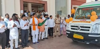 गोरखपुर को मिलीं 65 नई एम्बुलेंस, महापौर और सांसद ने दिखाई हरी झंडी