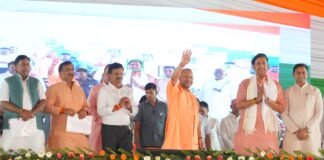 गोरखपुर पहुंचें सीएम योगी ने 1640 करोड़ रुपये की 107 विकास परियोजनाओं का लोकार्पण-शिलान्यास किया