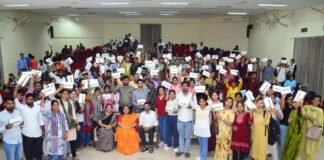 विद्यार्थियों को मिला डिजिटल सशक्तिकरण का तोहफा, टैबलेट पाकर पीजी छात्रों के खिले चेहरे