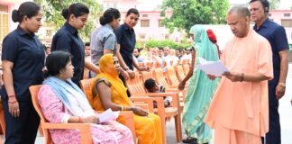 सीएम योगी ने जनता दर्शन में सुनीं 200 लोगों की समस्याएं त्वरित और गुणवत्तापूर्ण निस्तारण के दिए निर्देश
