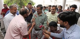 ‘प्राइम मिनिस्टर अवॉर्ड’ से सम्मानित हुए IAS अनुराग श्रीवास्तव, कर्मचारियों ने रेड कारपेट बिछा कर किया स्वागत IAS Anurag Srivastava