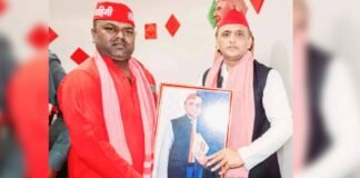 UP: अंबेडकर की तस्वीर से छेड़छाड़ पर SC/ST आयोग सख्त, सपा नेताओं पर FIR का आदेश, आकाश आनंद ने अखिलेश को सुनाया Ambedkar image