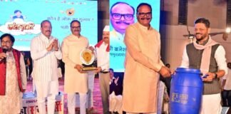 डिप्टी सीएम ब्रजेश पाठक को गिफ्ट मिला नीला ड्रम, बोले- यह बहुत काम का है बस उल्टा मत सोचो