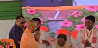 सीएम योगी ने बीजेपी जिला प्रभारी अजय सिंह गौतम का बढ़ाया कद, मंच पर बुला कर दिया सम्मान