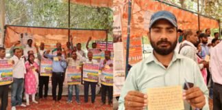 लखनऊ : शिक्षामित्रों का आंदोलन 16वें दिन भी जारी, पोस्टकार्ड के जरिए सीएम योगी को भेजा संदेश, कहा – पूरा वेतन चाहिए