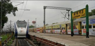 लखनऊ से हवाई जहाज के जरिए चल रही थी रेलवे टिकटों की कालाबाजारी, हाईटेक गिरोह का भंडाफोड़