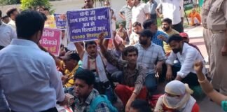 69000 शिक्षक भर्तीः अभ्यर्थियों ने डिप्टी CM केशव प्रसाद मौर्य के आवास का किया घेराव, जोरदार प्रदर्शन